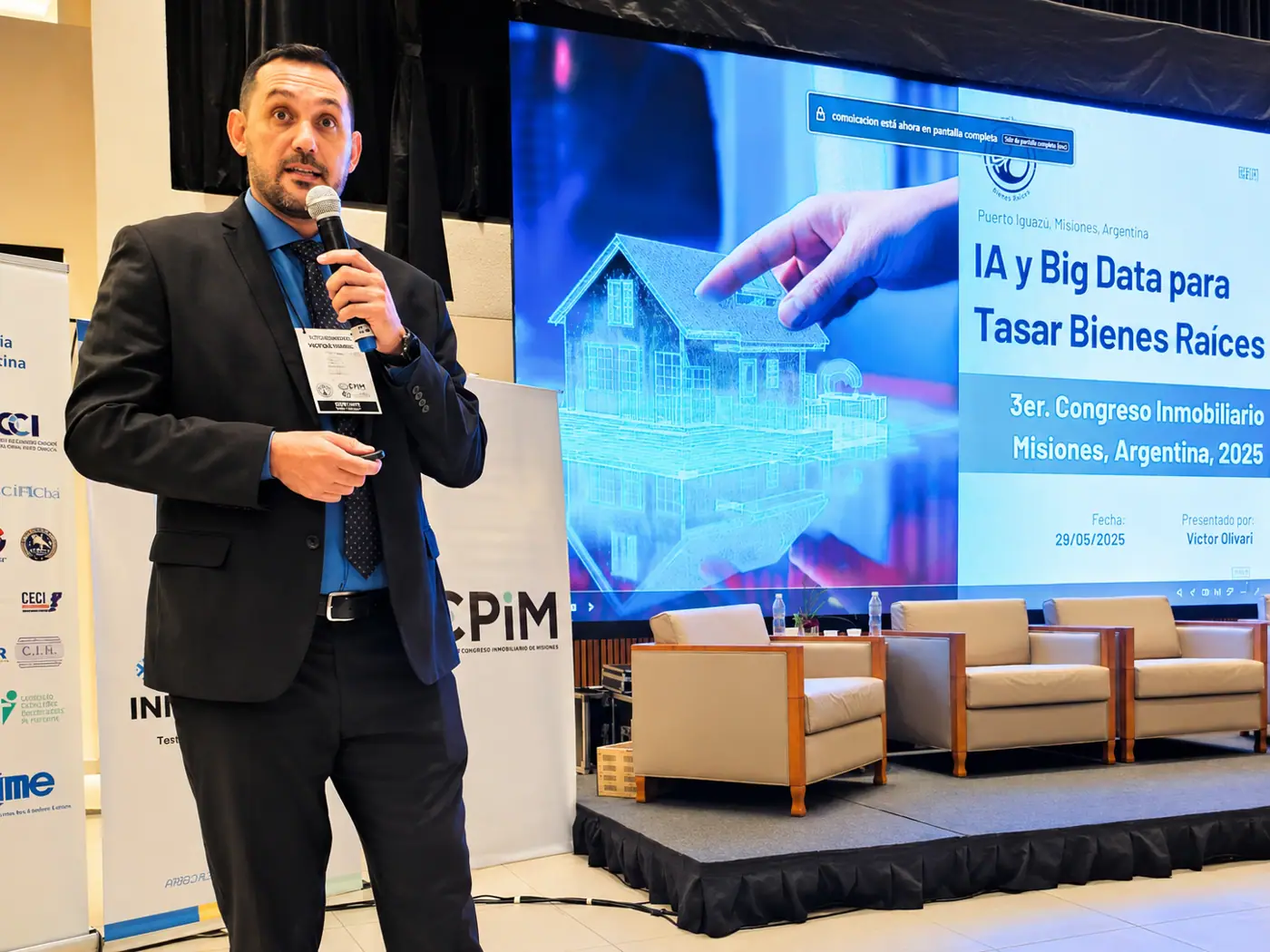 Víctor Olivari exponiendo sobre IA y Big Data para tasar bienes raíces