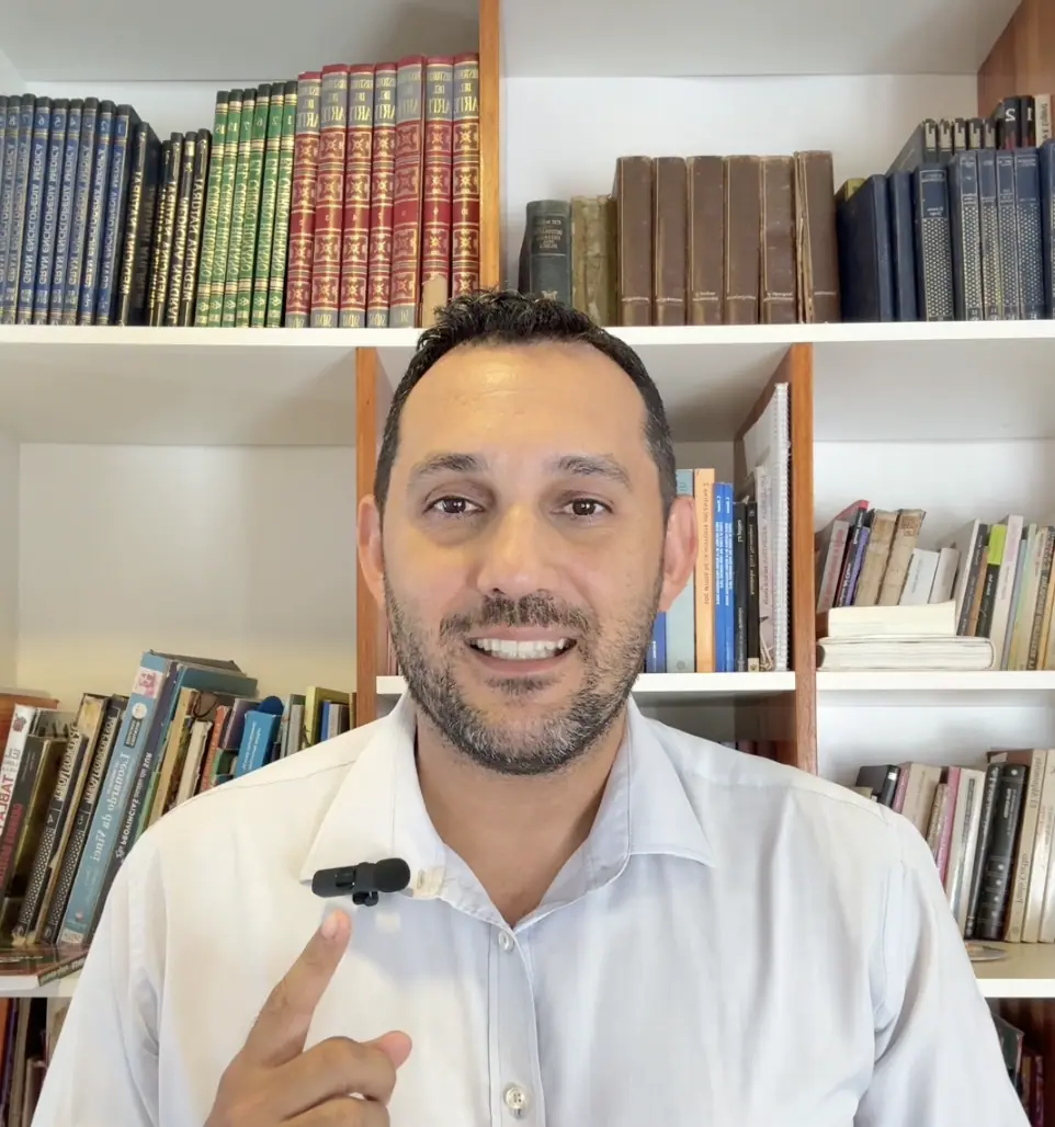 Víctor Olivari compartiendo su experiencia desde la biblioteca